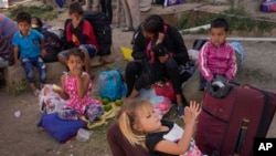 Migrantes venezolanos esperan para entrar a un albergue temporal en Pacaraima, Brasil, el 6 de abril de 2023.