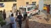 Hombres afganos junto a una ambulancia después de un ataque con bomba en una mezquita en Kunduz el 8 de octubre de 2021.