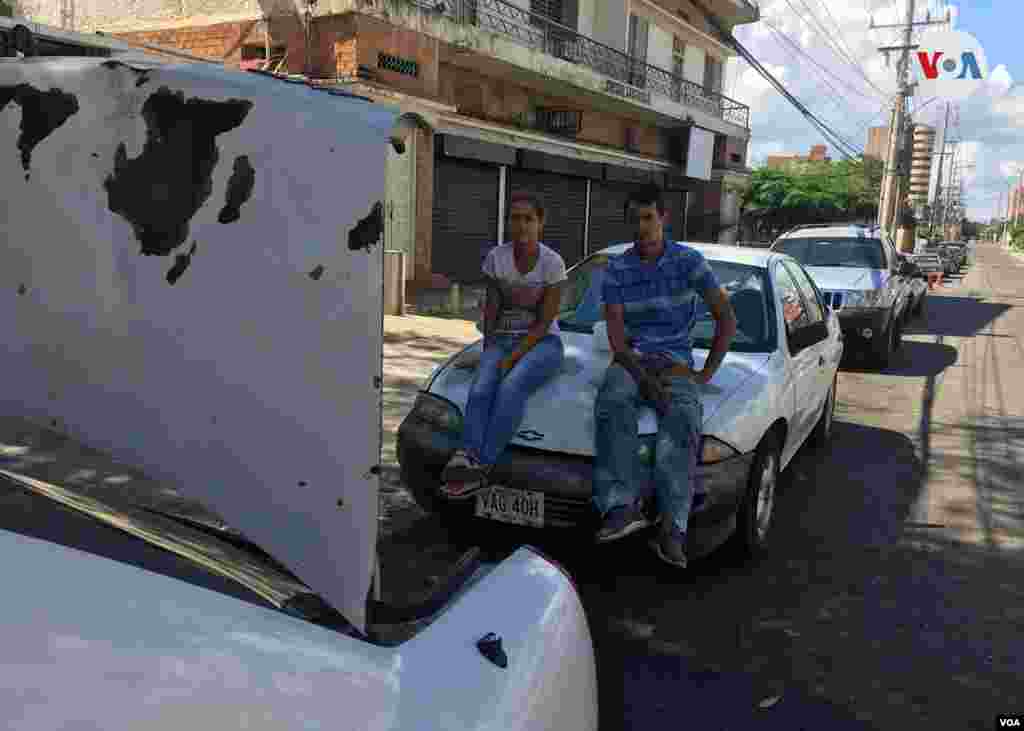 Antonieta y Mervis, de 24 y 30 a&#241;os, esperan en una larga cola de veh&#237;culos a las afueras de una estacide veh&#237;culos. Dicen que no votaron porque esta elecci&#243;n es “una trampa”.Maracaibo, diciembre 6 de 2020. Foto: Gustavo Ocando - VOA.
