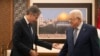 ARCHIVO: El secretario de Estado de EEUU, Antony Blinken, saluda al presidente de la Autoridad Palestina, Mahmud Abás, en Ramálah, Cisjordania, el 30 de noviembre de 2023.