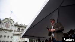 ARCHIVO - El presidente electo de Guatemala, Bernardo Arévalo, durante una protesta en apoyo de la democracia, en la Ciudad de Guatemala el 4 de noviembre de 2023.