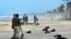 Miembros del Instituto de Parques Nacionales (INPARQUES) recolectan residuos de petróleo en la playa Boca de Yaracuy en el estado Falcón, Venezuela, el 19 de agosto de 2024.