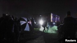 Manifestantes chocan con la policía en la tercera noche de protestas por la muerte de un joven afroamericano en Brooklyn Center, Minnesota, el 13 de abril de 2021.