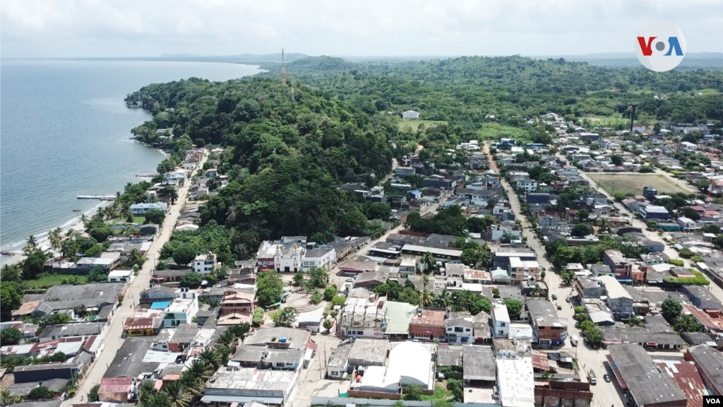 En su camino por la selva del Tap&#243;n del Dari&#233;n los migrantes se encuentran con las comarcas ind&#237;genas Wargand&#237; y Ember&#225;, quienes les venden productos para continuar su traves&#237;a hacia La Pe&#241;ita, primer municipio paname&#241;o.