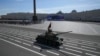 Un tanque T-34 de la era soviética desila por la Plaza Roja de Moscú duurante la conmemoración del Día de la Victoria en Rusia el 9 de mayo de 2023.