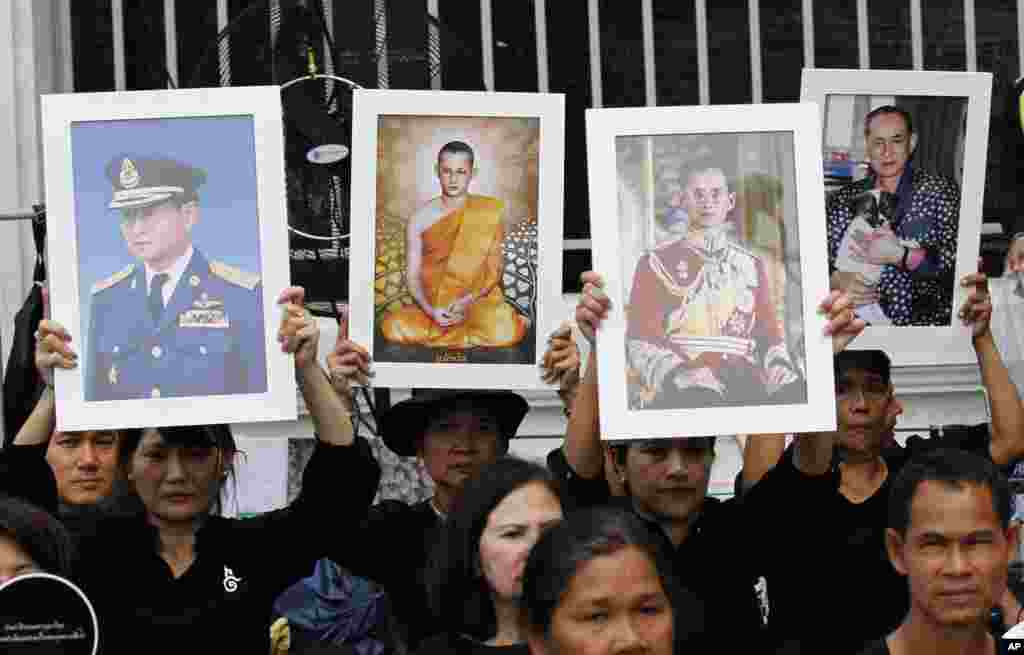 ប្រជាជន​ថៃ​ដែល​កំពុង​កាន់ទុក្ខ​លើក​រូប​ថត​របស់​ព្រះមហាក្សត្រ​​​ថៃ​ Bhumibol Adulyadej នៅ​ក្បែរ​ព្រះ​បរមរាជវាំង​ជាការ​ចូល​រួម​ក្នុង​ថ្ងៃ​បូជា​ព្រះ​សព​ក្នុង​ទីក្រុង​បាំង​កក ប្រទេស​ថៃ។ ព្រះមហាក្សត្រ Bhumibol នឹង​ត្រូវ​បាន​ធ្វើ​ការ​បូជា​ក្នុង​ពិធី​ចាប់ពី​ថ្ងៃទី២៥​ តុលា ដល់ ២៩ តុលា ២០១៧។