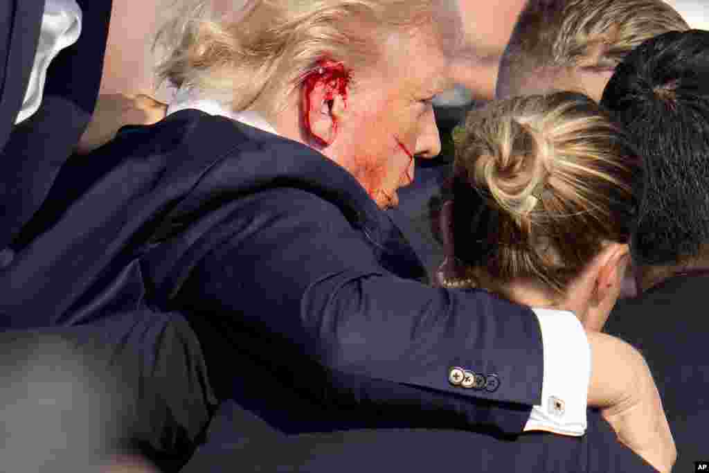 Bonald Trump azoki na litoyi na masasi na meeting na Pennsylvanie, 13 sanza ya sambo 2024. AP&nbsp;
