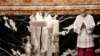 Papa Francisco celebra misa de Jueves Santo con cardenal despedido el año pasado