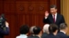 资料照：中国领导人习近平向在人大会堂里出席国庆招待会的人群招手。（2022年9月30日）