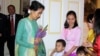နိုင်ငံတော်၏အတိုင်ပင်ခံပုဂ္ဂိုလ် အား မြန်မာသံရုံး/စစ်သံရုံး မိသားစုများက ကြိုဆိုစဉ် (MOFA)