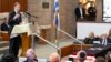 El Senador Richard Blumenthal, del Partido Demócrata por Connecticut, habla en el funeral del exsenador Joe Lieberman, en Stamford, Connecticut, el jueves 29 de marzo de 2024.