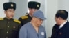 북한에 억류된 한국계 미국인 케네스 배 씨가 지난 1월 평양에 마련된 기자회견장에 수의 차임으로 나오고 있다.
