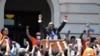 El abogado Benjamin Crump ofrece un discurso durante una protesta frente al Capitolio estatal de Kentucky en Frankfort, Kentucky, el jueves 25 de junio de 2020, para exigir justicia para la afroestadounidense Breonna Taylor.