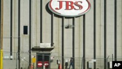 Un trabajador se dirige a la planta empacadora de carne de JBS el lunes 12 de octubre de 2020 en Greeley, Colorado, EE. UU.