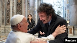 El presidente de Argentina, Javier Milei, saluda al papa Francisco en una misa de canonización de la primera santa argentina, María Antonia de Paz y Figueroa, también conocida como "Mama Antula", el domingo 11 de febrero de 2024. 