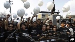 Filipino journalists release white balloons as they commemorate the first anniversary of the country's worst election-related violence during a rally near the Malacanang Presidential Palace in Manila, Philippines, 23 Nov 2010