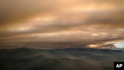 Humo que emana de los incendios forestales cubre el cielo en Sillicon Valley, en San José, California. 19 de agosto de 2020.