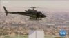 Un cycliste saute d'un hélicoptère sur le toit d'un gratte-ciel de Dubaï