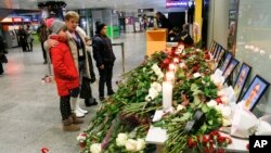 La tripulación del avión ucraniano que se estrelló en Irán el miércoles 8 de enero es honrada en el aeropuerto internacional de Borispil, en Ucrania.