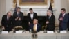 El presidente Donald Trump, el secretario de Comercio, Howard Lutnick; el secretario del Tesoro, Scott Bessent; el asesor para activos digitales, Bo Hines, y el zar de criptomonedas, David Sacks, asisten a la Cumbre de Cryptos de la Casa Blanca, el 7 de marzo de 2025.