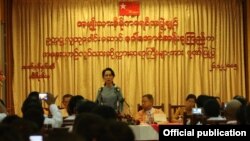 ဒေါ်အောင်ဆန်းစုကြည် အနှေးယာဉ်လုပ်သားတွေနဲ့တွေ့ဆုံ။ သတင်းဓာတ်ပုံ- NLD Chairperson.