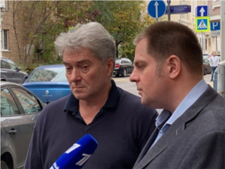 Oncologists Maksim Rykov (R) and Georgy Mentkevich describe the deteriorating conditions at one of Russia’s top cancer clinics (J. Dettmer/VOA)