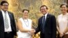 លោក កឹម សុខា និង​លោកស្រី Sarah Hanson-Young សមាជិកា​ព្រឹទ្ធសភា​នៃ​គណបក្ស​បៃតង​ប្រទេស​អូស្ត្រាលី ចាប់រលាក់​ដៃគ្នា​នៅ​ថ្ងៃទី ១៨​ខែវិច្ឆិកា ឆ្នាំ២០១៤។ (រូបថត​ផ្តល់​ឲ្យ​ដោយ​ កឹម សុខា)