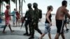 Militares brasileños patrullan la playa de Copacabana en Río de Janeiro, el 14 de febrero de 2017. Unos 2000 agentes custodiaran los festejos de Año Nuevo en Río, anunció el gobierno.