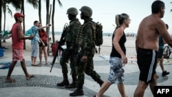 Militares brasileños patrullan la playa de Copacabana en Río de Janeiro, el 14 de febrero de 2017. Unos 2000 agentes custodiaran los festejos de Año Nuevo en Río, anunció el gobierno.