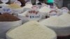 រូបឯកសារ៖ ប្រភេទអង្ករជាច្រើនត្រូវបានលក់នៅតូបមួយ ក្នុងផ្សារអូរឬស្សី កាលពីថ្ងៃទី៣០ កក្កដា ឆ្នាំ២០១៥។ (ប៉ាង ចំណាន/VOA) 