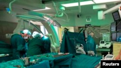 Archivo - En esta gráfica sin fecha cirujanos implantan un marcapasos en el Departmento de Enfermedades Cardiacas Congénitas y Cardiología Pediátrica del German Heart Institute Berlin (DHZB). Berlín, Alemania.