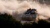 Sebuah tank Israel bermanuver di dekat perbatasan Israel-Gaza, di tengah konflik yang sedang berlangsung antara Israel dan Hamas, seperti yang terlihat dari Israel, 15 Oktober 2024. (Foto: REUTERS/Amir Cohen)