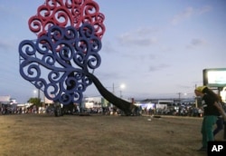 Manifestantes antigubernamentales derriban un "Árbol de la Vida", un símbolo asociado con el gobierno del presidente Daniel Ortega, en la rotonda Jean Paul Jennie en Managua, Nicaragua, el sábado 21 de abril de 2018. (Foto AP/Alfredo Zuniga)
