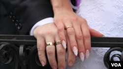 Los arrestados están acusados de confabulación para cometer fraude matrimonial y hacer declaraciones falsas a las autoridades federales.