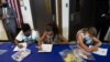 Niños dibujan mientras esperan la visita de la vicepresidenta de EE. UU., Kamala Harris, a una escuela de verano el 21 de junio de 2021, Pittsburgh, Pensilvania.
