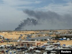 El humo se eleva durante una operación terrestre israelí en Khan Younis, en medio del actual conflicto entre Israel y el grupo islamista palestino Hamas, visto desde un campamento de tiendas que alberga a desplazados.