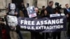 Người ủng hộ nhà sáng lập WikiLeaks Julian Assange cầm biểu ngữ bên ngoài Tòa Công lý Hoàng gia ở Trung tâm London hôm 26/3.