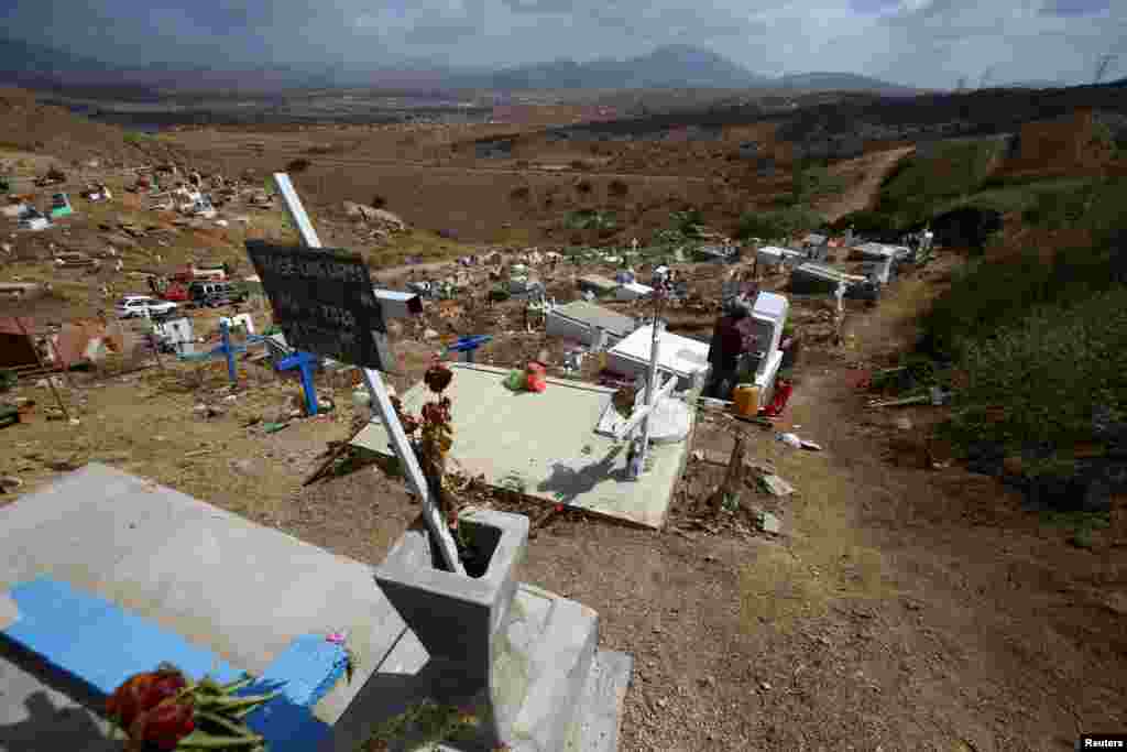 Una vista general del cementerio No. 12 en Tijuana, M&#233;xico, donde las muertes por coronavirus aumentaron en mayo.