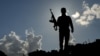 Wani sojan gamayyar dakarun SDF da Amurka ke marawa baya a kauyen Baghuz. Ranar 18 Fabrairu 2018.