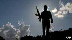 Wani sojan gamayyar dakarun SDF da Amurka ke marawa baya a kauyen Baghuz. Ranar 18 Fabrairu 2018.