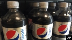 Las marcas de refrescos usan el aspartamo en sus variedades de dieta.