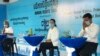 លោកបណ្ឌិត សេង សារី អ្នកសិក្សាស្រាវជ្រាវសង្គមឯករាជ្យ(ស្តាំ) និងលោកស្រី ចក់ សុភាព នាយិកាមជ្ឈមណ្ឌលសិទ្ធិមនុស្សកម្ពុជា(កណ្តាល) ក្នុងពិធីប្រារព្ធទិវាសិទ្ធិមនុស្សអន្តរជាតិ១០ធ្នូ នៅមជ្ឈមណ្ឌលសម្ព័ន្ធភាពការងារ និងសិទ្ធិមនុស្ស នៅទីក្រុងភ្នំពេញ ថ្ងៃទី១០ ខែធ្នូ ឆ្នាំ២០២០។ (ហ៊ុល រស្មី/វីអូអេ)