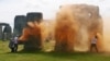 Arrestan a 2 manifestantes que arrojaron pintura al monumento de Stonehenge