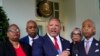 Marc Morial, drejtues i Qendrës Urbane Kombëtare, flet me gazetarët në hyrje të Shtëpisë së Bardhë pas takimit me Presidentin Biden