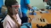 Des travailleurs tanzaniens confectionnent des écrans faciaux anti COVID-19,à partir de plastiques recyclés, lors de l'atelier Zaidi Recyclers , à Dar es Salaam, en Tanzanie, le 27 mai 2020. (Photo REUTERS / Stringer.)