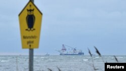 El barco ruso de tendido de tuberías "Fortuna" se ve en la bahía de Mecklenburg antes de la reanudación de la construcción del gasoducto Nord Stream 2 cerca de Insel Poel, Alemania, el 14 de enero de 2021.