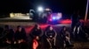 ARCHIVO: Migrantes esperan para ser procesados cerca de Yuma, Arizona, EEUU, el 6 de enero de 2023.