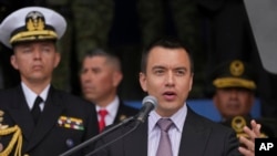 ARCHIVO - El presidente de Ecuador Daniel Noboa habla durante una ceremonia de entrega de equipos a la policía, en la Escuela Superior de Policía Gral. Alberto Enriquez Gallo en Quito, Ecuador, el 22 de enero de 2024. 