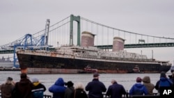 ARCHIVO - El SS United States es remolcado por el río Delaware entre Pensilvania y Nueva Jersey, desde Filadelfia, el 19 de febrero de 2025. 