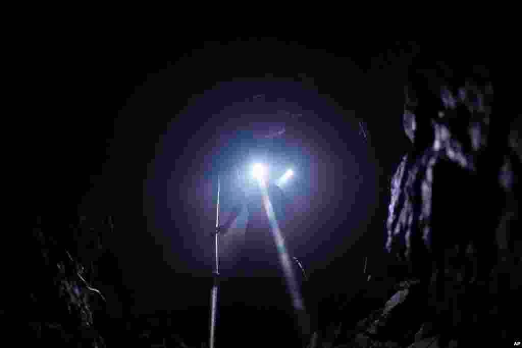 Alfredo Arriojas se ilumina con la lámpara de su cabeza en una mina subterránea de oro en El Callao, estado Bolívar, en Venezuela, el viernes 28 de abril de 2023. Arriojas dijo que no le gusta la minería en la que ha trabajado más de dos años con la esperanza de comprarse una casa y un coche para su familia y el dinero que le sobre invertirlo en algo bueno que le deje un ingreso.&nbsp;